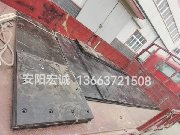 自卸車車底滑板發(fā)貨南寧，安陽宏誠自卸車車底滑板卸車沒煩惱！